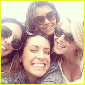 julianne-hough-post-split-beach-day-with-friends.jpg